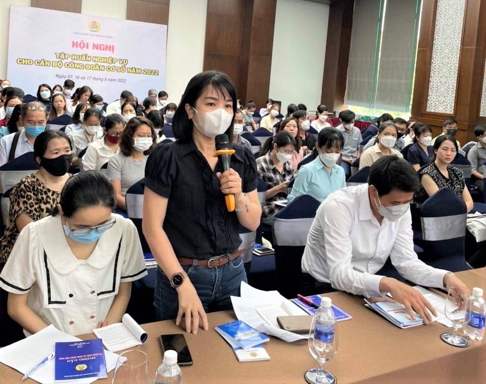 Cán bộ công đoàn cơ sở đặt câu hỏi trao đổi tại buổi tập huấn. Ảnh: Đức Long