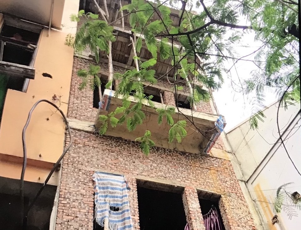 Công trình xây dựng ở Thụy Khuê vẫn còn ngổn ngang. Ảnh: AT