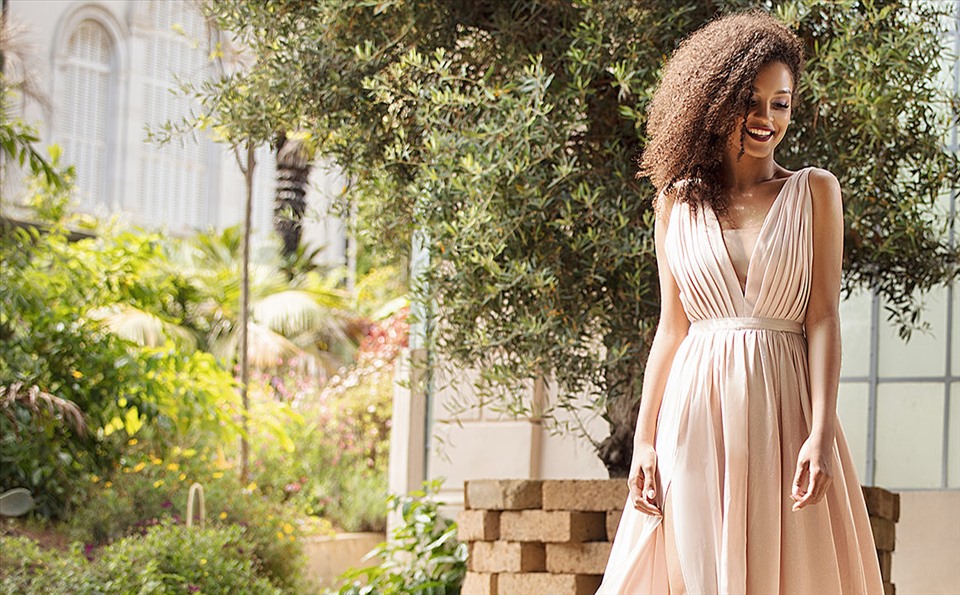 Váy màu pastel sẽ là sự lựa chọn hoàn hảo đối với chị em sở hữu làn da nâu. Ảnh: Xinhua