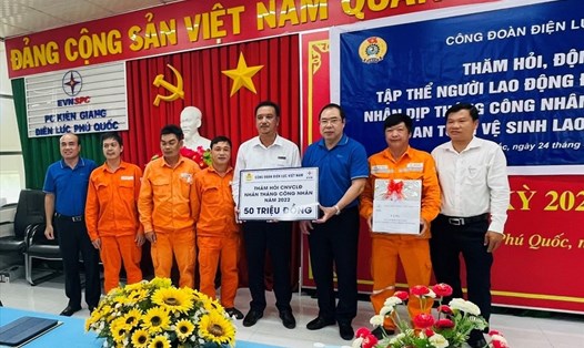 Lãnh đạo Công đoàn Điện lực Việt Nam tặng quà đoàn viên nhân dịp Tháng Công nhân 2022. Ảnh: CĐĐL