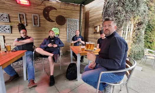 CEO của Man United (phải) cùng các cổ động viên gặp nhau ở quán bia. Ảnh: M.E.N