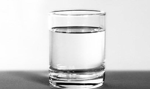 Uống nhiều nước theo đúng cách sẽ góp phần quan trọng khắc phục lão hoá da. Ảnh: ST