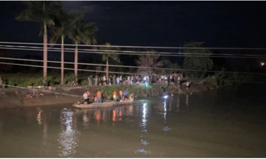 Lực lượng chức năng và người dân TP.Móng Cái suốt đêm đêm tìm kiếm 2 bé trai mất tích trên sông Lục Lầm. Ảnh: CTV.