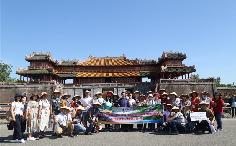 Đoàn famtrip Malaysia khảo sát các tuyến điểm du lịch Thừa Thiên Huế.