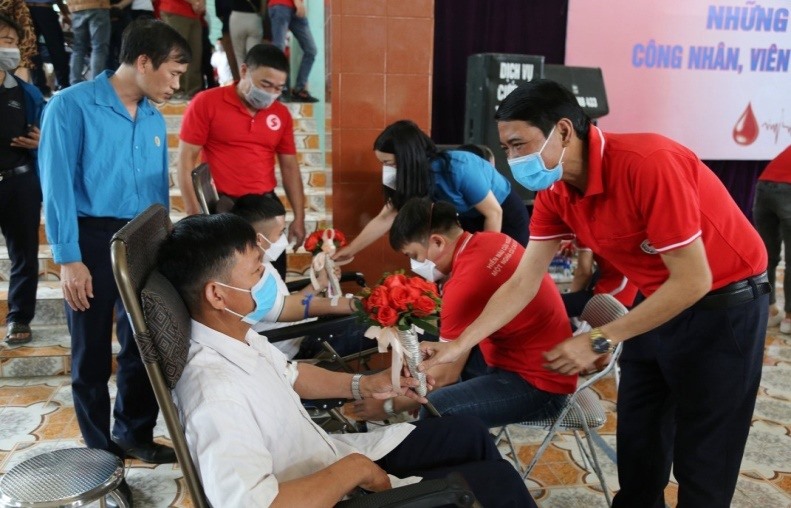 Hàng trăm đoàn viên người lao động tham gia ngày hội hiến máu. Ảnh: ĐVCC