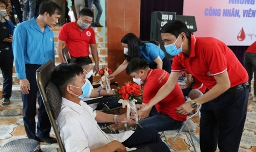 Hàng trăm đoàn viên người lao động tham gia ngày hội hiến máu. Ảnh: ĐVCC