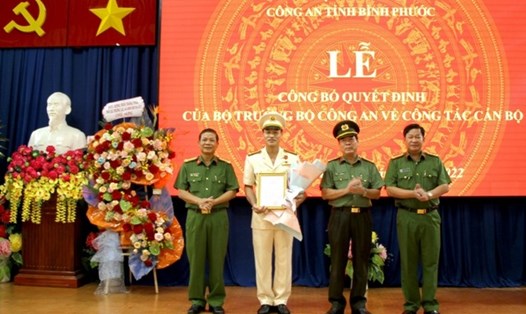 Tân Phó Giám đốc Công an tỉnh Bình Phước - thượng tá Nguyễn Huy Hải (áo trắng) - vừa được bổ nhiệm. Ảnh VGP