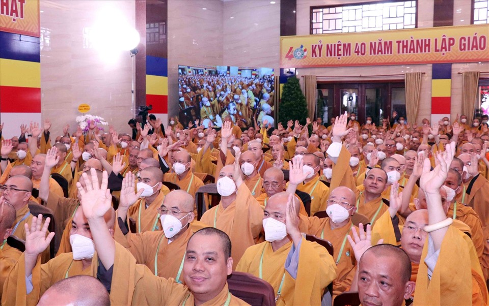 Các đại biểu biểu quyết thông qua danh sách suy cử Ban Trị sự Giáo hội Phật giáo Việt Nam TP.Hồ Chí Minh nhiệm kỳ 2022-2027. Ảnh: Phạm Đông