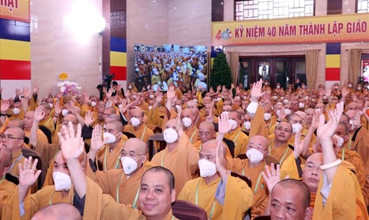 Các đại biểu biểu quyết thông qua danh sách suy cử Ban Trị sự Giáo hội Phật giáo Việt Nam TP.Hồ Chí Minh nhiệm kỳ 2022-2027. Ảnh: Phạm Đông