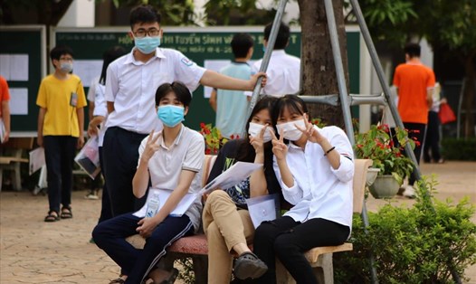 Học sinh Hà Nội rạng rỡ sau khi hoàn thành kỳ thi tuyển sinh lớp 10 THPT công lập năm 2022. Ảnh: Minh Hà