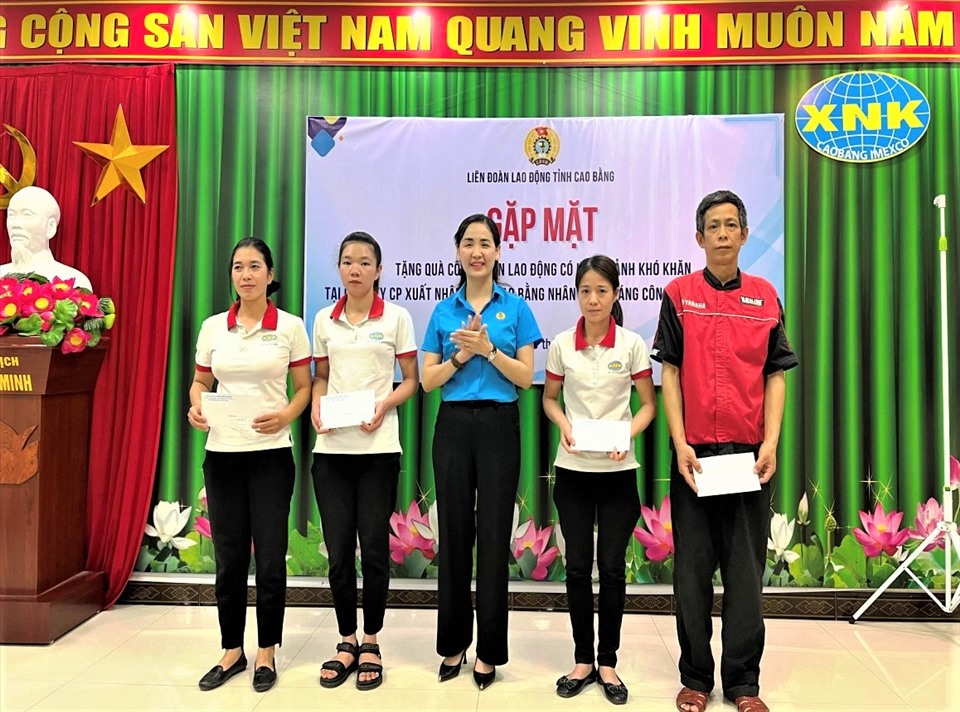 Bà Lý Thị Huệ, Chủ tịch LĐLĐ tỉnh Cao Bằng trao quà cho đoàn viên, người lao động có hoàn cảnh khó khăn tại Công ty Cổ phần Xuất nhập khẩu Cao Bằng. Ảnh: Báo Cao Bằng