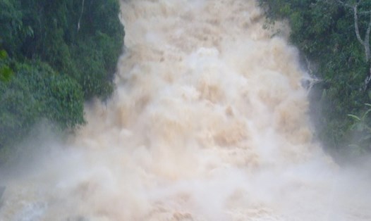 Lũ đổ về từ thượng nguồn tỉnh Kon Tum trong mùa mưa bão. Ảnh: T.T