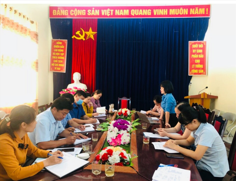 Đoàn giám sát LĐLĐ huyện tại UBND xã Phúc Khánh