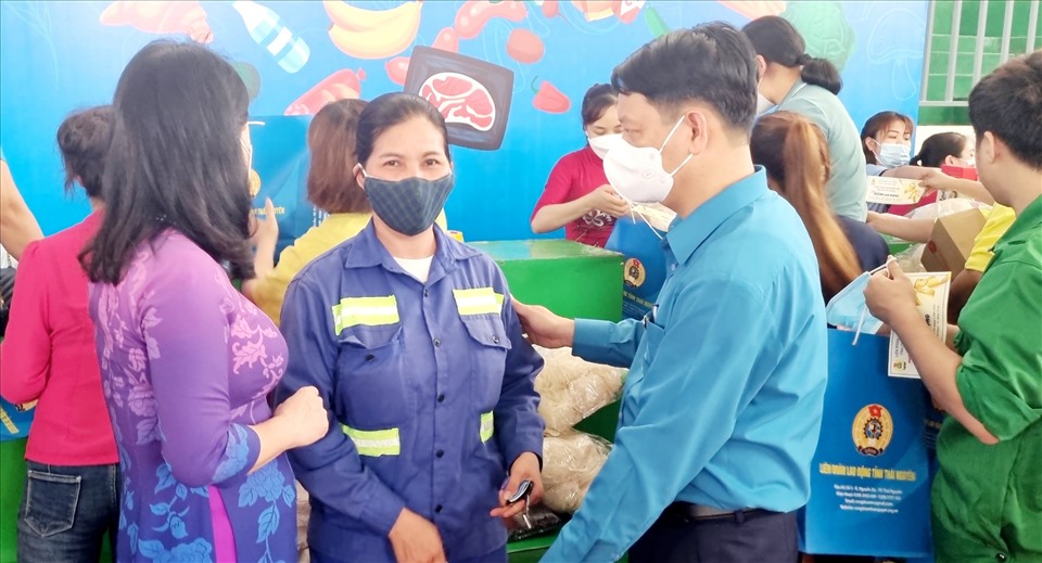 Ông Phạm Việt Dũng - Chủ tịch LĐLĐ tỉnh Thái Nguyên tặng quà, động viên người lao động. Ảnh: CĐTN