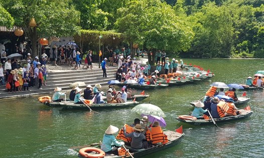 Khu du lịch sinh thái Tràng An (Ninh Bình) mỗi ngày đón hàng nghìn lượt khách du lịch. Ảnh: NT
