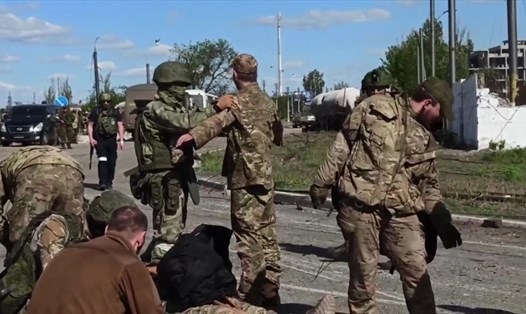 Binh sĩ Nga khám xét chiến binh tiểu đoàn Azov Ukraina đầu hàng ở nhà máy thép Azovstal. Ảnh chụp màn hình.