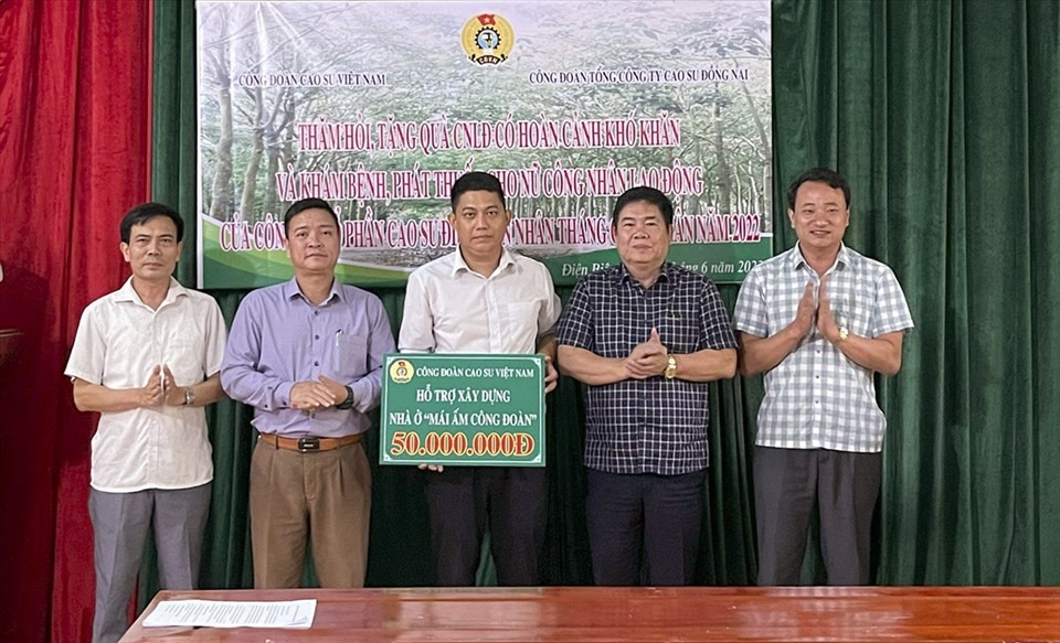 Lãnh đạo Công đoàn Cao su Việt Nam trao tiền hỗ trợ làm nhà ở cho công nhân Lò Văn Lợi, Nông trường Cao su Điện Biên. Ảnh: Tú Trinh
