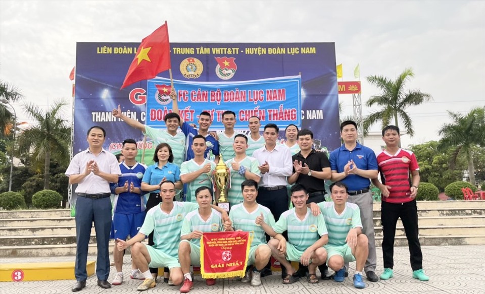 Ban Tổ chức trao cờ và Cúp cho đội Huyện đoàn Thanh niên.