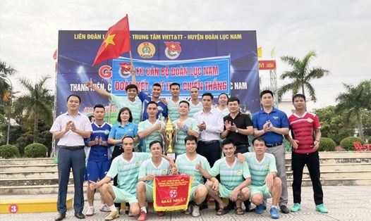 Ban Tổ chức trao cờ và Cúp cho đội Huyện đoàn Thanh niên.