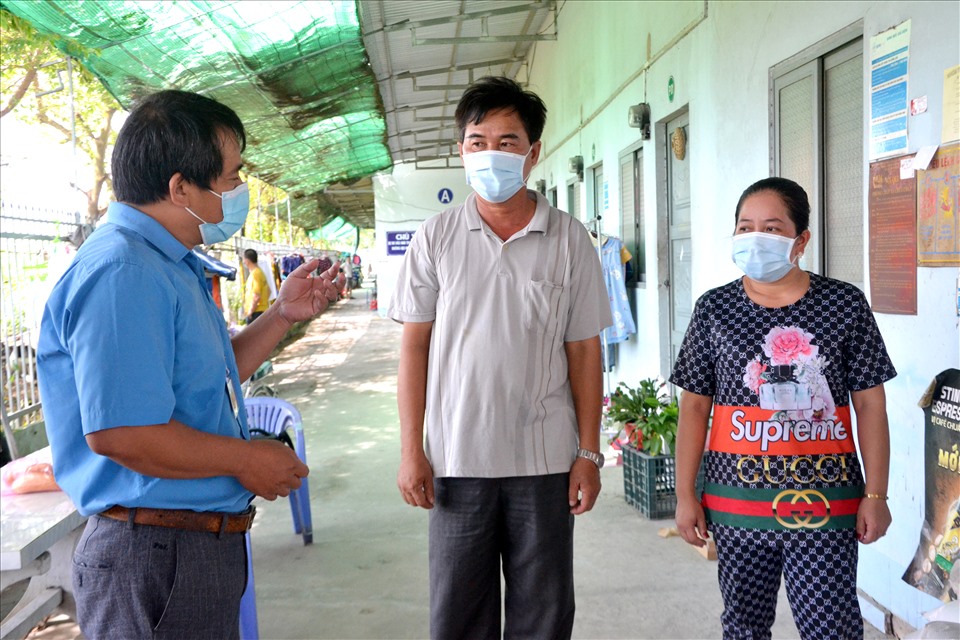 Chủ tịch LĐLĐ huyện Châu Thành (An Giang) Nguyễn Duy Hồng thăm Nhà trọ Kim Anh, nơi có trên 200 CNLĐ làm việc tại KCN Bình Hòa trọ dài hạn. Ảnh: LT