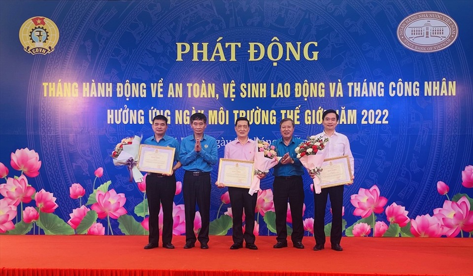 Phó Chủ tịch Tổng LĐLĐVN Trần Văn Thuật và Phó Chủ tịch Thường trực CĐ NHVN trao giải cho các tập thể đạt giải Cuộc thi ảnh “Cán bộ ngân hàng với cuộc sống bình thường mới” trên website CĐNHVN. Ảnh: CĐN