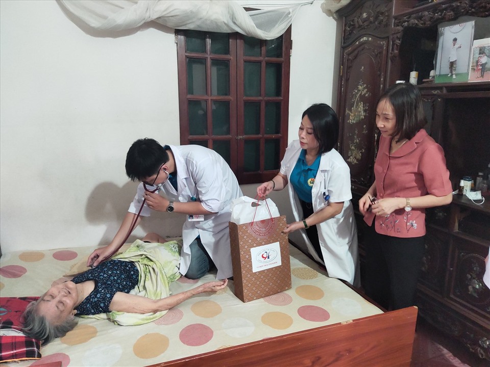 Liên đoàn Lao động huyện Đan Phượng phối hợp thăm khám sức và tặng quà thân nhân gia đình chính sách. Ảnh: CĐH