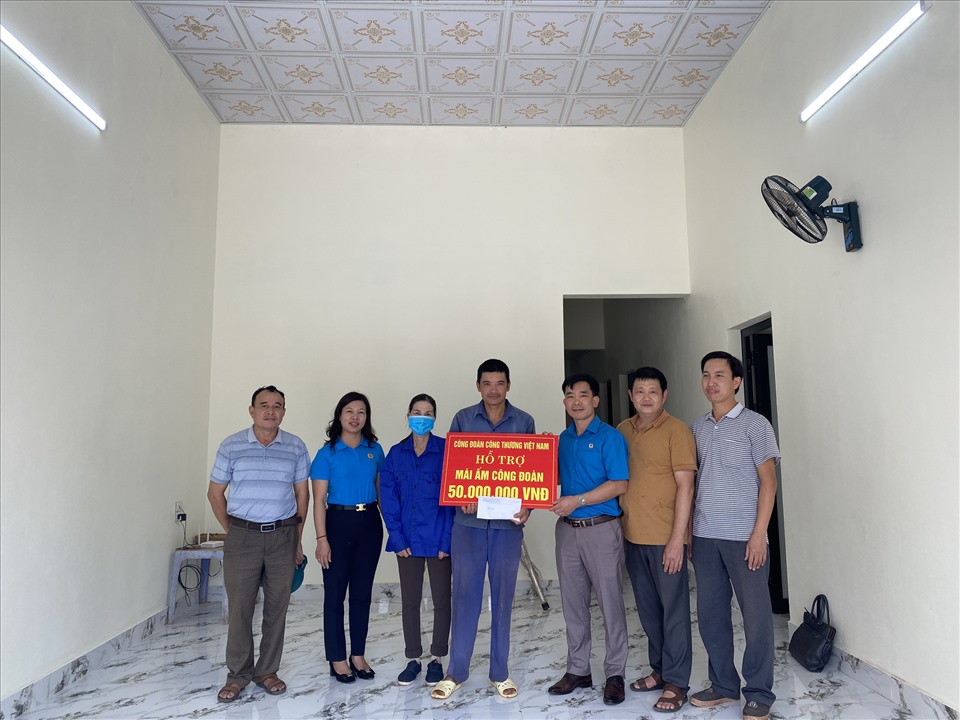 Công đoàn ngành Công Thương Sơn La Hỗ trợ nhà Mái ấm Công đoàn nhân Tháng Công nhân 2022. Ảnh: Tô Công.