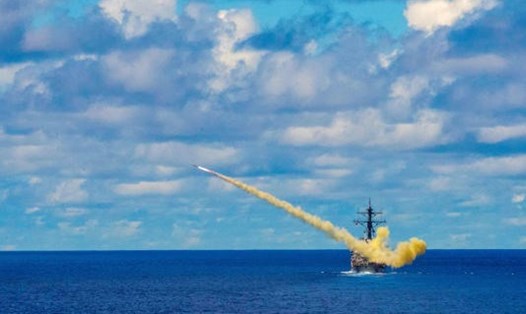 Tàu khu trục mang tên lửa dẫn đường USS Curtis Wilbur của Hải quân Mỹ phóng tên lửa Harpoon trong cuộc tập trận giữa Australia, Nhật Bản, Hàn Quốc và lực lượng Hải quân Mỹ ở Biển Philippines năm 2019. Ảnh minh họa. Ảnh: Hải quân Mỹ