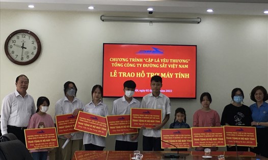 Ông Vũ Anh Minh (ngoài cùng bên trái) và lãnh đạo Công đoàn Đường sắt Việt Nam trao hỗ trợ trong Chương trình "Cặp lá yêu thương". Ảnh: Kiều Vũ