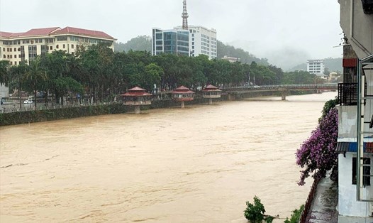 Mưa lũ kéo dài khiến mực nước sông Lô dâng cao tại TP. Hà Giang. Ảnh: BHG