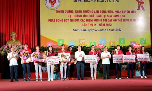 Lãnh đạo tỉnh Thái Bình tuyên dương, khen thưởng các vận động viên. Ảnh: M.T