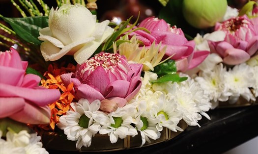 Từng bông hoa sen quan âm, hoàng lan, hoa huệ, cành hoa cau, hoa nhài được tuyển chọn kỹ lưỡng. Ảnh: Nguyễn Thúy.