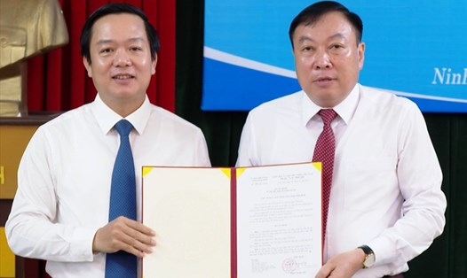 Ông Phạm Quang Ngọc, Chủ tịch UBND tỉnh Ninh Bình (bên trái) trao quyết định bổ nhiệm ông Đinh Văn Tiên giữ chức Giám đốc Sở TNMT. Ảnh: NT
