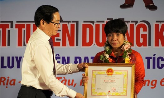 Ông Phạm Viết Thanh - Bí thư Tỉnh ủy trao bằng khen cho VĐV đoạt huy chương vàng  bộ môn Kurash tại SEA Games 31. Ảnh: T.A