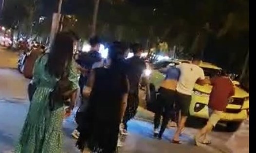 Hướng dẫn viên du lịch ở Đà Nẵng bị kẹp cổ hành hung trước sự ngỡ ngàng của du khách. Ảnh chụp màn hình