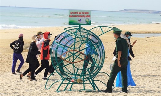 Mô hình cá voi thu gom rác ở bãi tắm Gio Hải. Ảnh: Tiến Nhất.