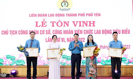 Ông Phạm Việt Dũng, Chủ tịch LĐLĐ tỉnh Thái Nguyên trao bằng khen cho các cán bộ công đoàn cơ sở. Ảnh: CĐTN