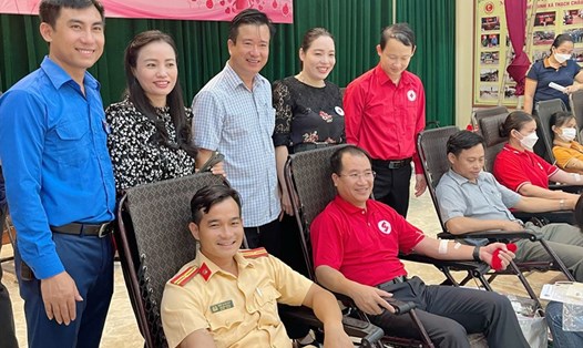 Cán bộ, chiến sĩ, công chức, viên chức, đoàn viên công đoàn huyện Lộc Hà tham gia hiến máu. Ảnh: CĐ.