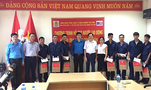 Lãnh đạo Công đoàn Giao thông Vận tải Việt Nam trao hỗ trợ cho người lao động khó khăn. Ảnh: CĐGT