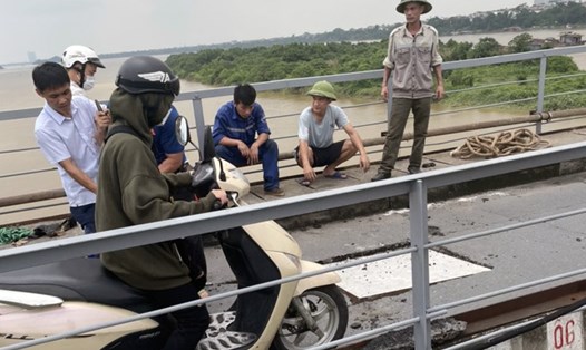 Xử phạt nghiêm các phương tiện cấm cố tình lưu thông qua cầu Long Biên. Ảnh GT