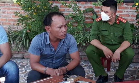 Đối tượng Bùi Minh Tâm bị bắt giữ khi đang nhận tiền của anh Q. Ảnh: CA.
