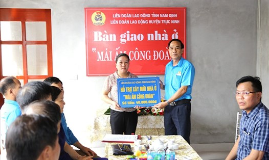 Đại diện lãnh đạo LĐLĐ tỉnh Nam Định trao hỗ trợ cho công nhân khó khăn. Ảnh: CĐNĐ
