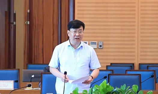 Giám đốc Sở Xây dựng Hà Nội Võ Nguyên Phong báo cáo tại hội nghị. Ảnh: TN