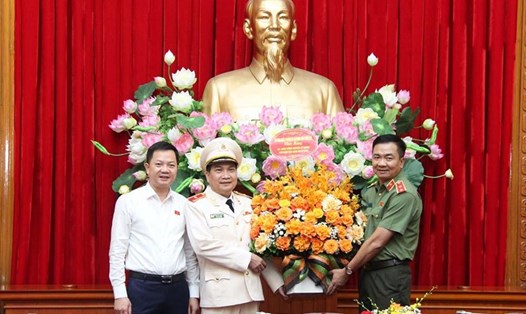 Phó Giám đốc Công an TPHCM Nguyễn Sỹ Quang (thứ hai từ trái qua) được thăng hàm lên Thiếu tướng. Ảnh: CA TPHCM