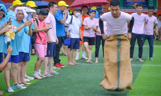 Công nhân tham gia các trò chơi dân gian tại ngày hội thể thao Newwing- FIT. Ảnh: CĐ các KCN tỉnh Bắc Giang