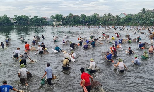 Người dân xã Nghi Thái (Nghi Lộc, Nghệ An) đã tập trung tại bàu Mực (xã Nghi Thái) để tham gia “Lễ hội nơm cá”. Ảnh: MK