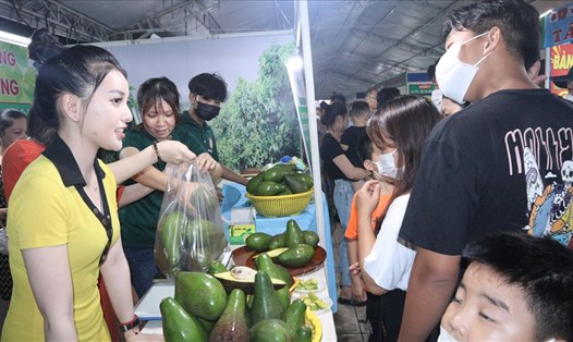 Nông dân ở Bình Phước mang trái cây thơm ngon đến hội chợ triển lãm.