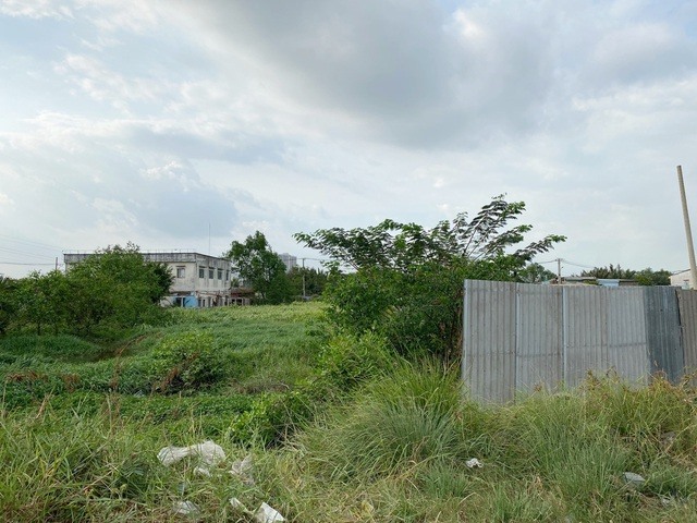 Dự án treo lâu năm khiến cho đô thị nhếch nhác, lãng phí tài nguyên. Ảnh: B.Chương