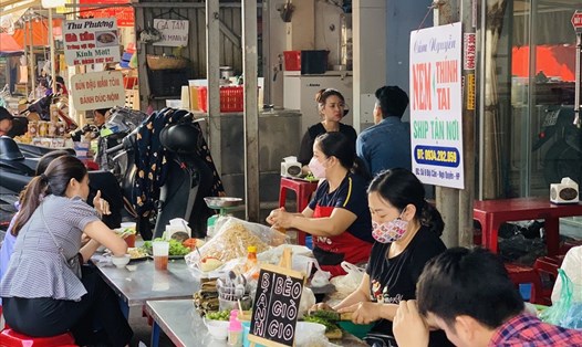 Nhiều quán ăn đường phố Hải Phòng thu hút đông đảo du khách. Ảnh: CTV