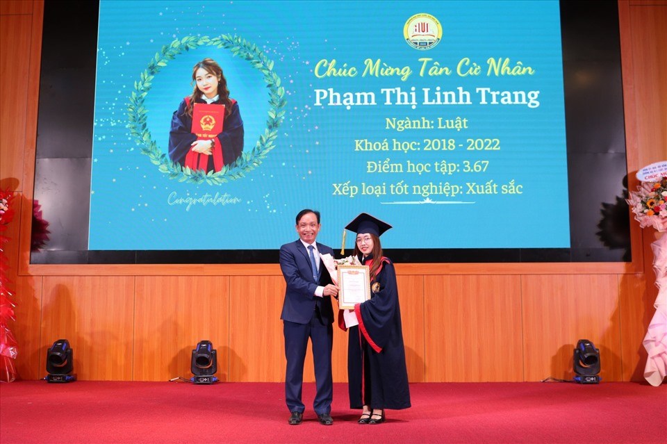 PGS. TS Đoàn Đức Lương - Hiệu trưởng Trường ĐH Luật Huế trao bằng tốt nghiệp cho sinh viên ra trường xếp loại Xuất sắc. Ảnh: PV. PGS. TS Đoàn Đức Lương - Hiệu trưởng Trường ĐH Luật Huế trao bằng tốt nghiệp cho sinh viên ra trường xếp loại Xuất sắc. Ảnh: PV.